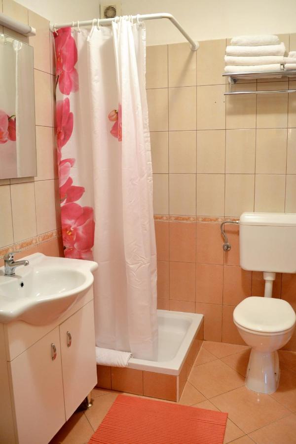 Family friendly apartments with a swimming pool Supetarska Draga - Donja, Rab - 2019 Bagian luar foto