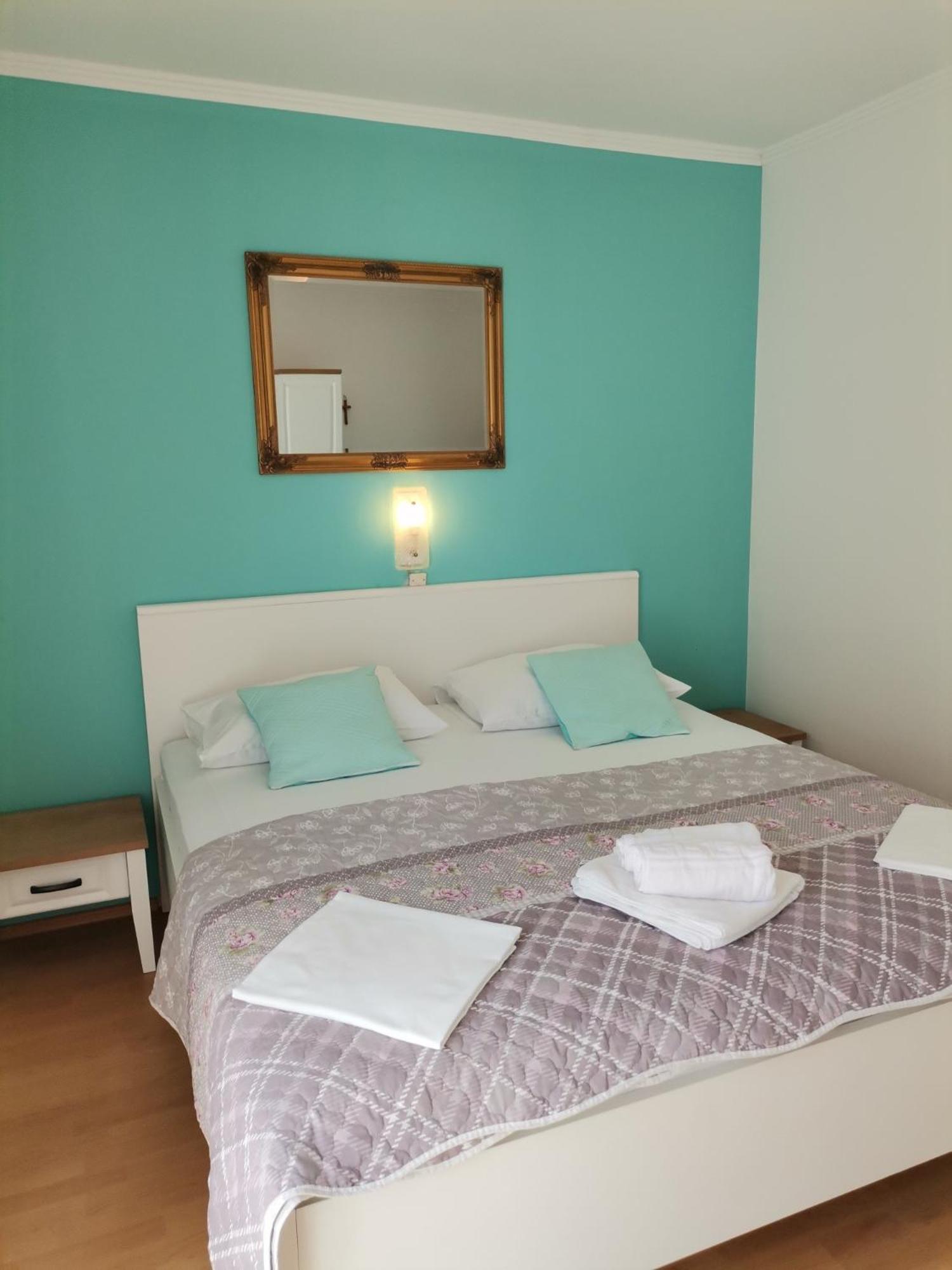 Family friendly apartments with a swimming pool Supetarska Draga - Donja, Rab - 2019 Ruang foto