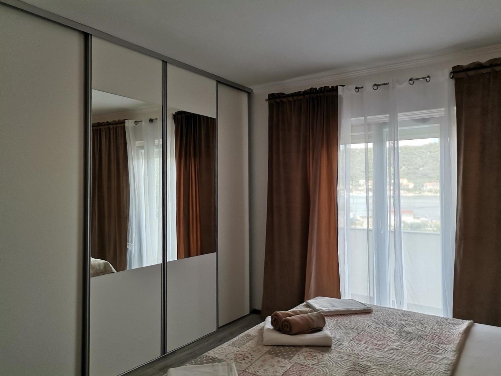 Family friendly apartments with a swimming pool Supetarska Draga - Donja, Rab - 2019 Ruang foto
