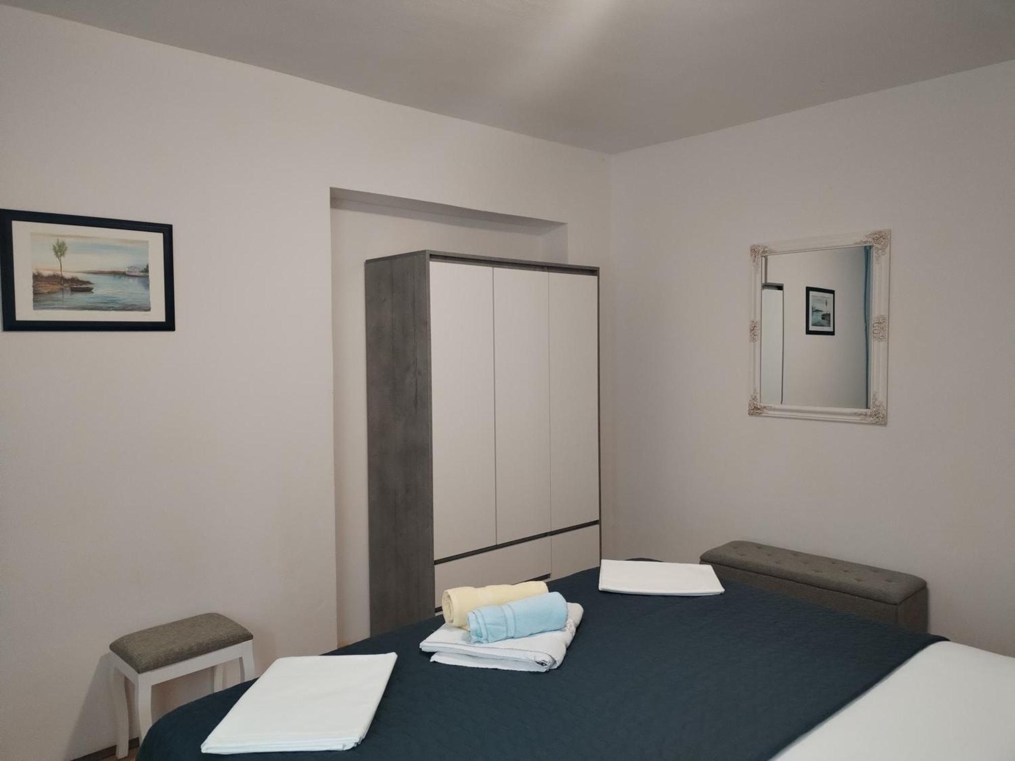 Family friendly apartments with a swimming pool Supetarska Draga - Donja, Rab - 2019 Ruang foto